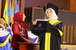 UT Surabaya minta 1.580 wisudawan siap hadapi persaingan global