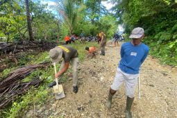 Satgas Madago-Raya bantu warga perbaiki jalan penghubung desa