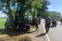 Mobil terbalik di Lombok Barat, satu anak tewas dan belasan orang terluka