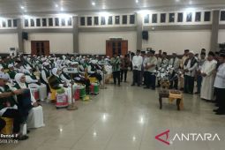 Setelah diupah-upah,  Wabup berangkatkan 197 calhaj Labura