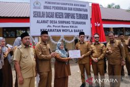 Pemkab Aceh Barat serahkan dana Rp146 juta rehab sekolah di daerah terpencil
