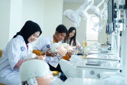 UM Surabaya beri hadiah "Dental Student Kit" untuk camaba FKG