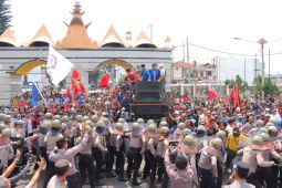 Sepuluh polisi terluka saat amankan aksi unjuk rasa ribuan petani singkong di Lampung