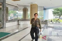 seorang warga orasi sendirian di RSUD Karawang karena bayinya meninggal