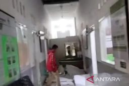 Ngeri! langit-langit selasar bangunan Puskesmas Sindangbarang ambruk