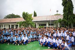 Kunjungi Sikka, Wapres Gibran beri semangat murid dan guru