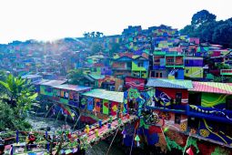 Kota Bandung mempercantik ratusan rumah dengan mural di Lembur Katumbiri