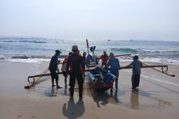 Nelayan Pesisir Barat hilang pasca-perahu diterjang ombak besar