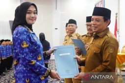 Wali Kota Bengkulu serahkan 183 SK CPNS
