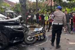 Detik-detik seorang pelajar SMA tewas tertabrak dan terseret mobil di Bandung