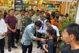 Wapres Gibran berbagi kasih dengan 100 orang anak panti asuhan di Kupang