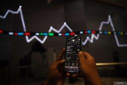 Dekati 8.000, IHSG menguat di tengah pelemahan bursa Asia