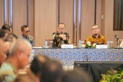 Gubernur Sulbar sarankan warga tolak tambang pasir tempuh jalur hukum