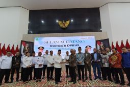 Komisi II DPR RI tinjau BUMD dan mengevaluasi sengketa lahan di Kalbar