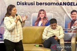 Angela-Suhuk gelar diskusi dengan mahasiswa di Samarinda