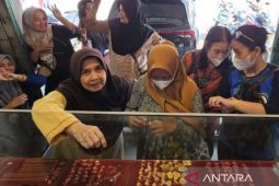 Emas Antam pada 9 Mei merosot Rp27.000