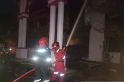 Damkar kerahkan tujuh unit armada padamkan kebakaran gedung FKM Unand
