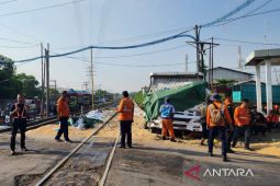 Satu orang tewas, truk tabrak kereta Harina Kaligawe