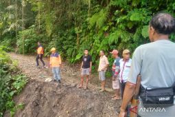 Pemkab Matim identifikasi tanah longsor mengakibatkan jalan terputus