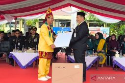 Bupati HST salurkan 22 Starlink untuk layanan internet sekolah terpencil