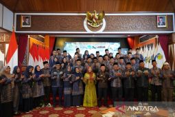 Gubernur Al Haris  imbau petugas haji beri layanan maksimal