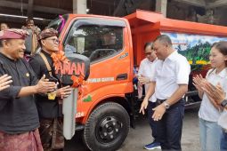 Pemkab Gianyar serahkan bantuan 2 truk sampah