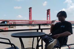 Kafe pinggir Sungai Musi, tempat nongkrong asik berlatar Jembatan Ampera