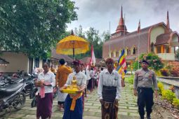 Umat Buddha di Lombok Barat lakukan prosesi Nunas Tirta Suci Waisak