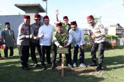 Polda Riau lakukan penanaman pohon bersama Ustadz Abdul Somad dan Rocky Gerung