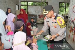 Kapolres Baubau salurkan buku Iqro bagi anak jalanan