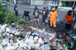 Satpol PP Bantul menerjunkan 100 personel untuk pembersihan sampah liar