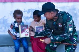 Satgas TMMD Kodim 1710 Mimika bagi susu bagi anak-anak Kampung Pigapu