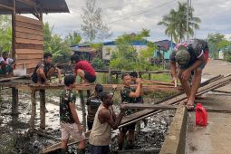 Prajurit Satgas Yonif 141/AYJP bangun rumah warga Distrik Fayit