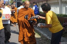 Tradisi pindapata jelang Waisak di Tulungagung