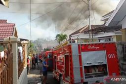 Damkar Kota Jambi  padamkan api bakar rumah mantan Wabup Samosir