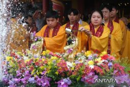 Ritual memandikan rupang Buddha di Kalbar