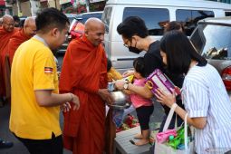 Umat Budha di Makassar ritual Pindapata Waisak 2569