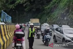 Polres Cianjur memberlakukan sistem satu arah lebih cepat di Puncak