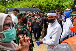 Gubernur Jawa Barat tinjau korban ledakan di Garut
