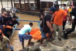 Petugas evakuasi jasad pemancing hilang di muara Pantai Pacitan