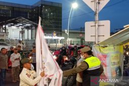 Polisi turunkan 14 atribut ormas berupa bendera di empat titik Jakarta Timur