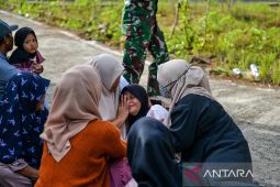 Keluarga korban ledakan pemusnahan amunisi di Garut