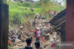 Balita korban rumah tertimpa tembok penahan tanah di Cipanas meninggal dunia