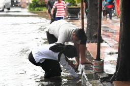 Cegah banjir, Pemkot Kediri bersihkan sampah tutupi irigasi