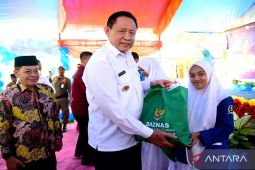 Gubernur Gorontalo salurkan bantuan Baznas untuk GTT dan siswa
