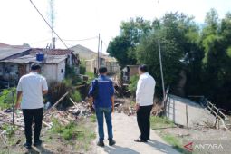 Jembatan alternatif Kali Sadang Bekasi ambruk dihantam arus yang sangat deras