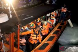 Tim SAR evakuasi 15 penumpang kapal wisata kandas