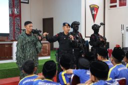 Brimob Sumut beri edukasi siswa SDIT  tentang pasukan elite kepolisian