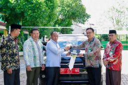 Kemenag menghibahkan mobil operasional ke LPPD NTT
