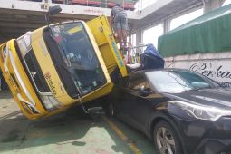 Ombak besar di Selat Bali akibatkan truk dalam kapal terguling